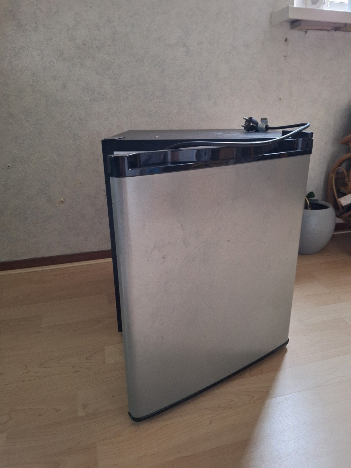 Kleine koelkast, Witgoed en Apparatuur, Koelkasten en IJskasten, Ophalen, Minder dan 85 cm, Minder dan 75 liter, Zonder vriesvak