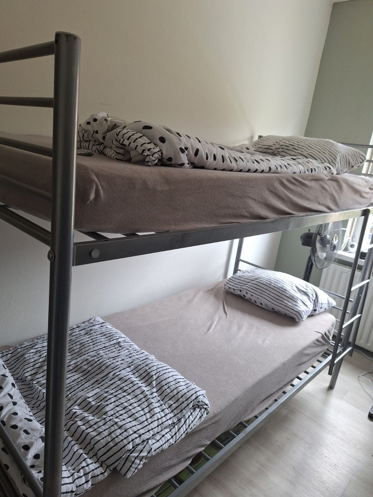 Ikea Svärta stapelbed met nauwelijks gebruikte matrassen, Ophalen, 90 cm, Eenpersoons, Zo goed als nieuw