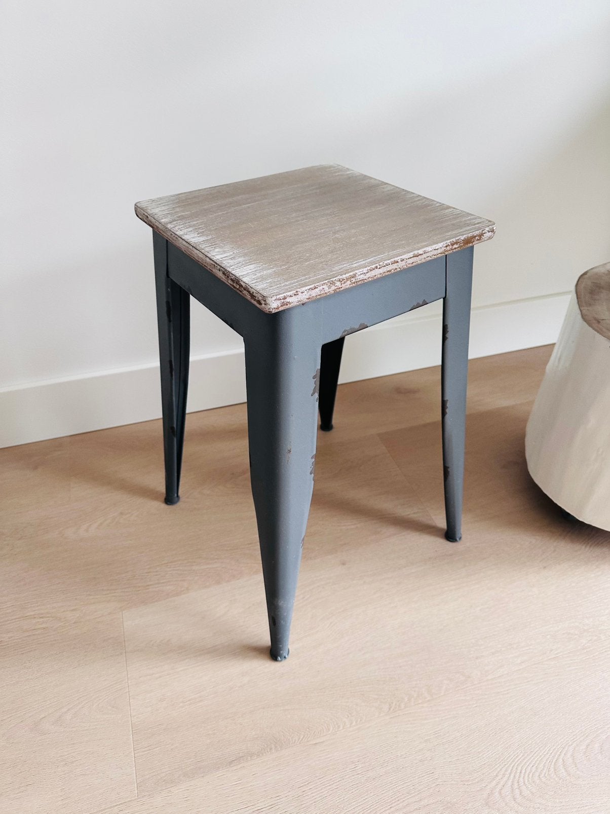 Kruk grijze poten met houten blad, Huis en Inrichting, Krukjes, Ophalen, Zo goed als nieuw