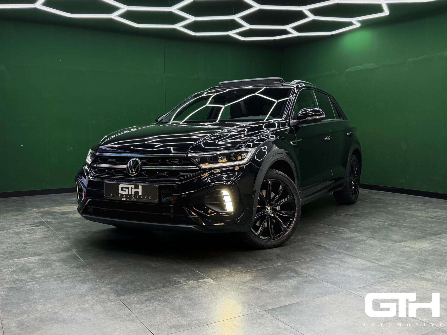 Volkswagen T-Roc 2.0 TSI 4Motion R-Line Camera | IQ | Pano, Automaat, 1440 kg, Zwart, 14 km/l