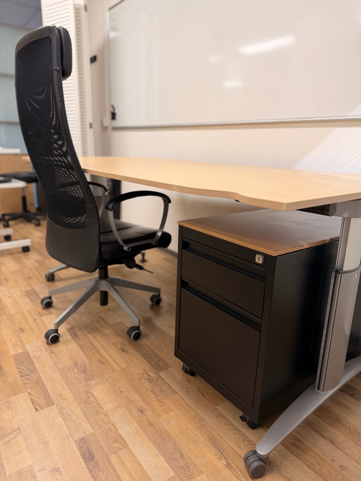 Complete Bureau Set: Zit-sta Bureau, Bureaustoel & Kastje, Huis en Inrichting, Ophalen, In hoogte verstelbaar, Gebruikt, Zit-sta bureau