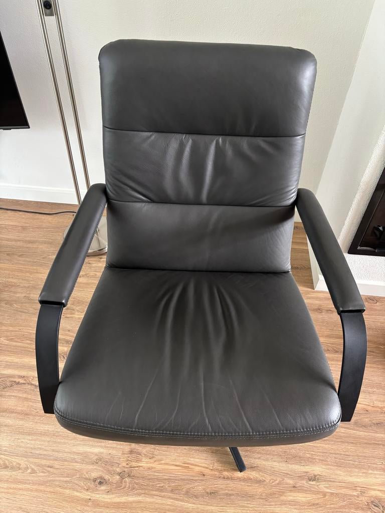 Comfortabele donkergrijze fauteuil van grijs leer, Ophalen, Zo goed als nieuw, 50 tot 75 cm, Leer