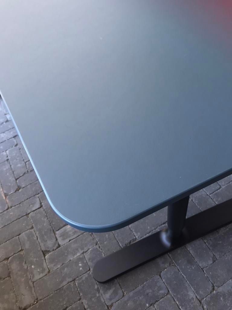 Mooi stevig bureau donkerblauw /zwart, Ophalen, In hoogte verstelbaar, Zo goed als nieuw