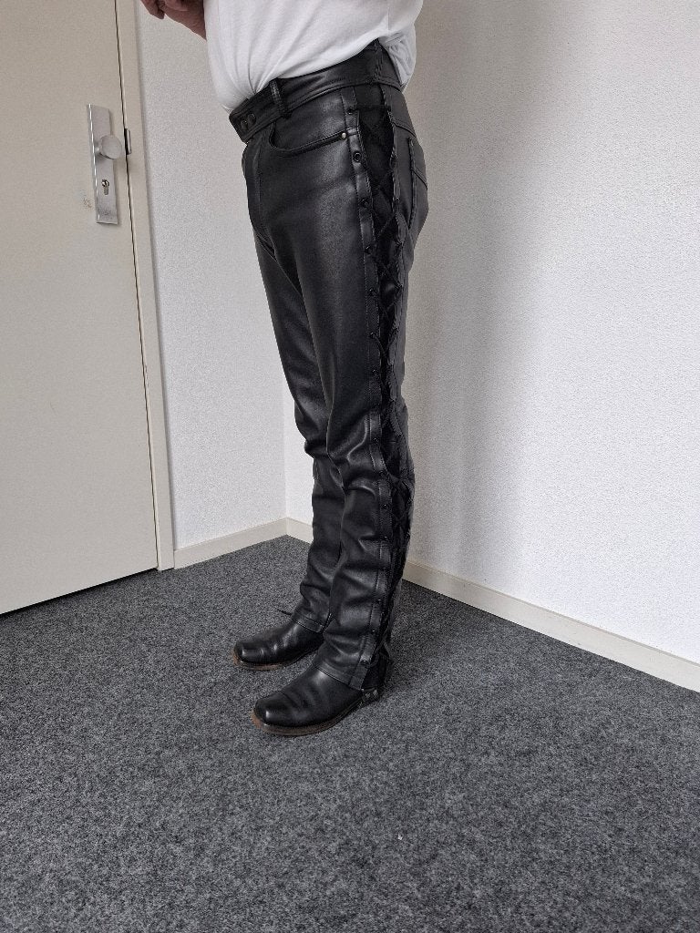 Zwart leren veter broek veterbroek, Broek | leer, Ophalen of Verzenden, Tweedehands, Heren