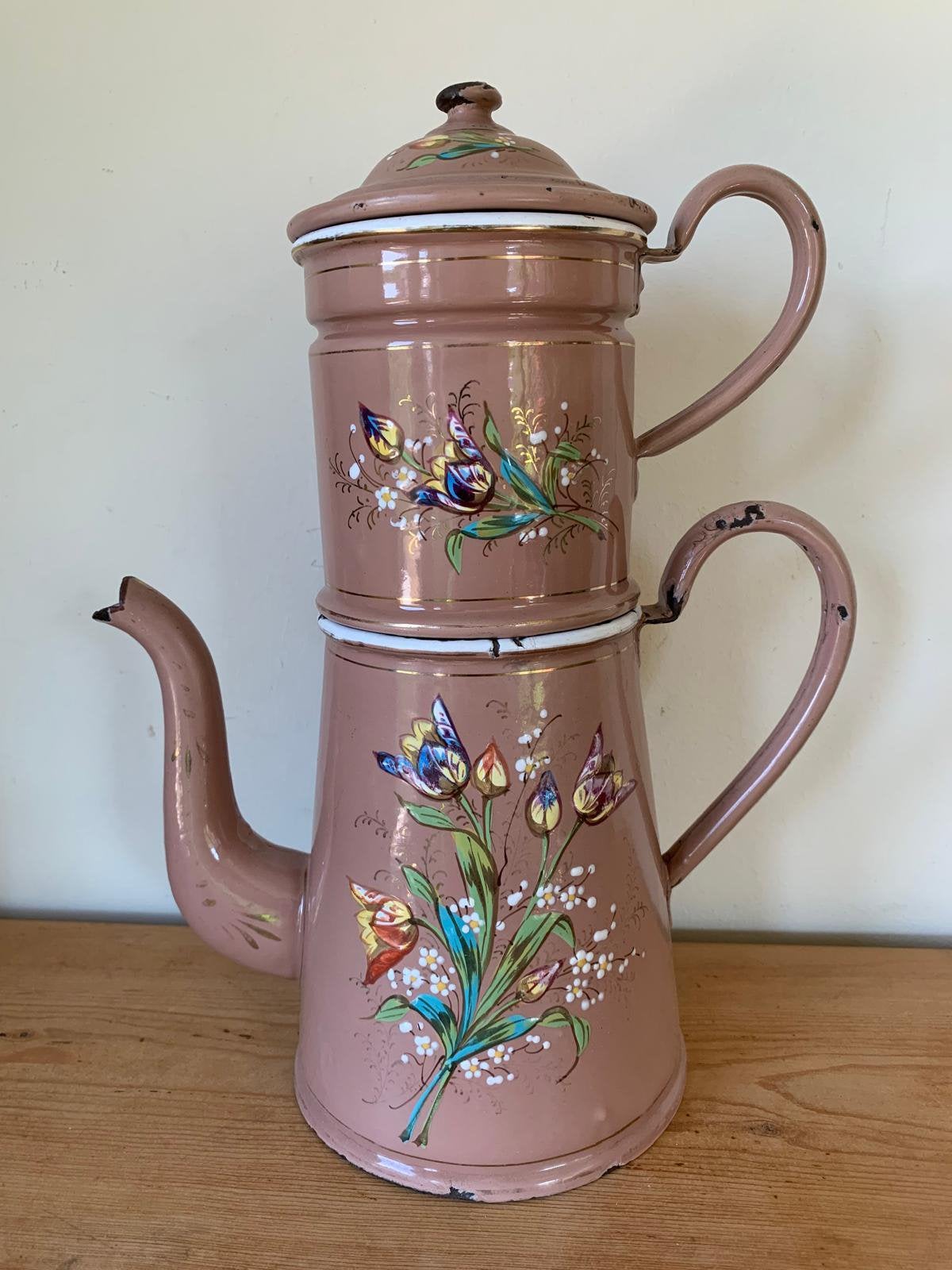 Donker roze koffiepot met filter en dik opgelegde tulpen, Ophalen of Verzenden