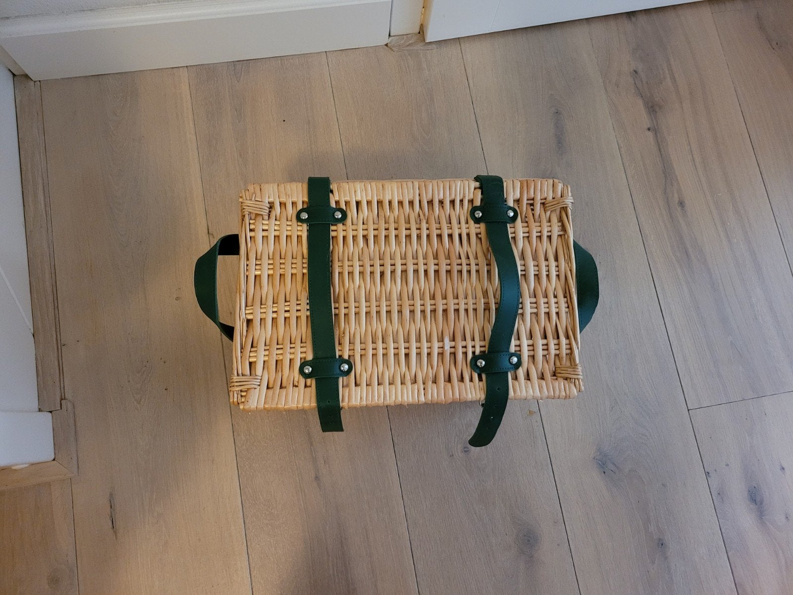 Leuke rieten picknickmand met groene accenten, Ophalen, Zo goed als nieuw, Zonder inhoud