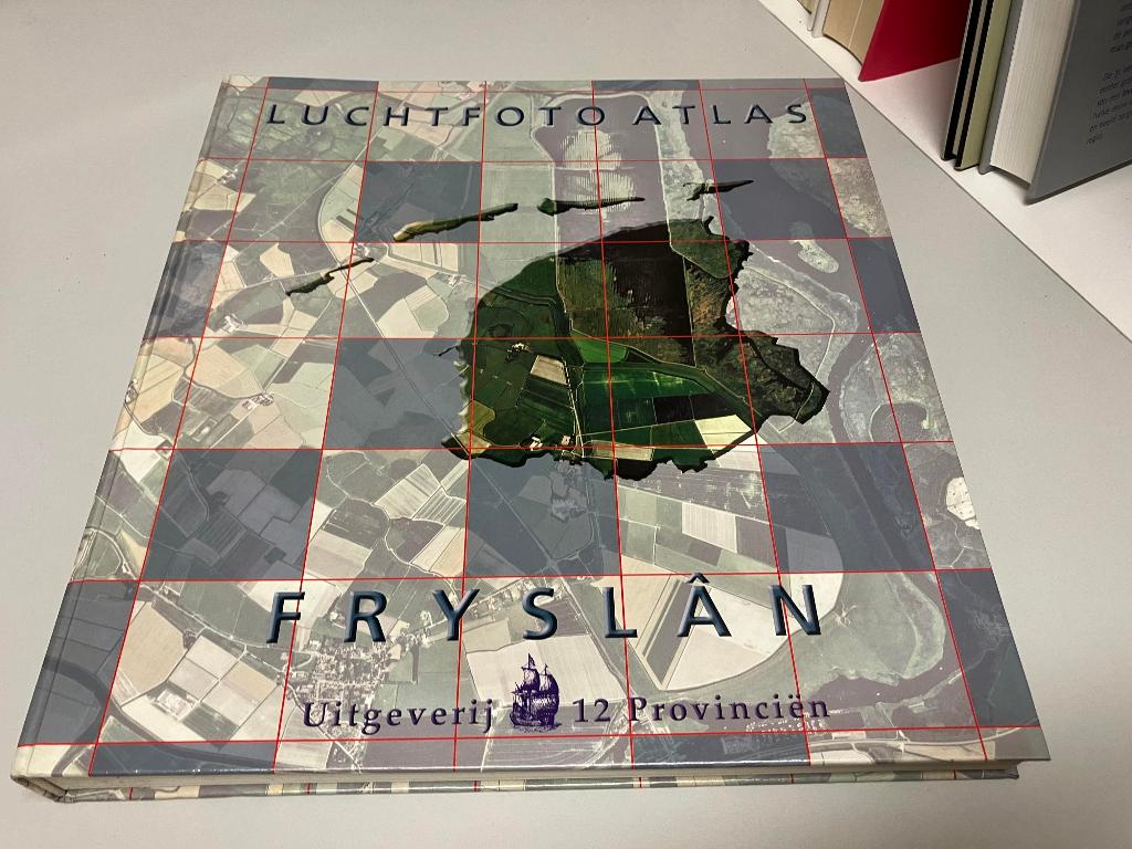 Luchtfoto Atlas Fryslan, Ophalen of Verzenden, Gelezen