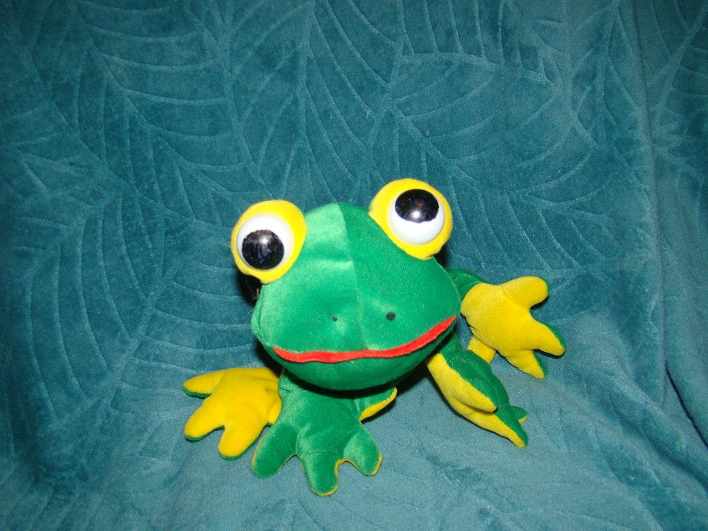 kikker groen  geel 22 cm lang met korrelvulling, Kinderen en Baby's, Kikker, Groen, Ophalen of Verzenden, Zo goed als nieuw