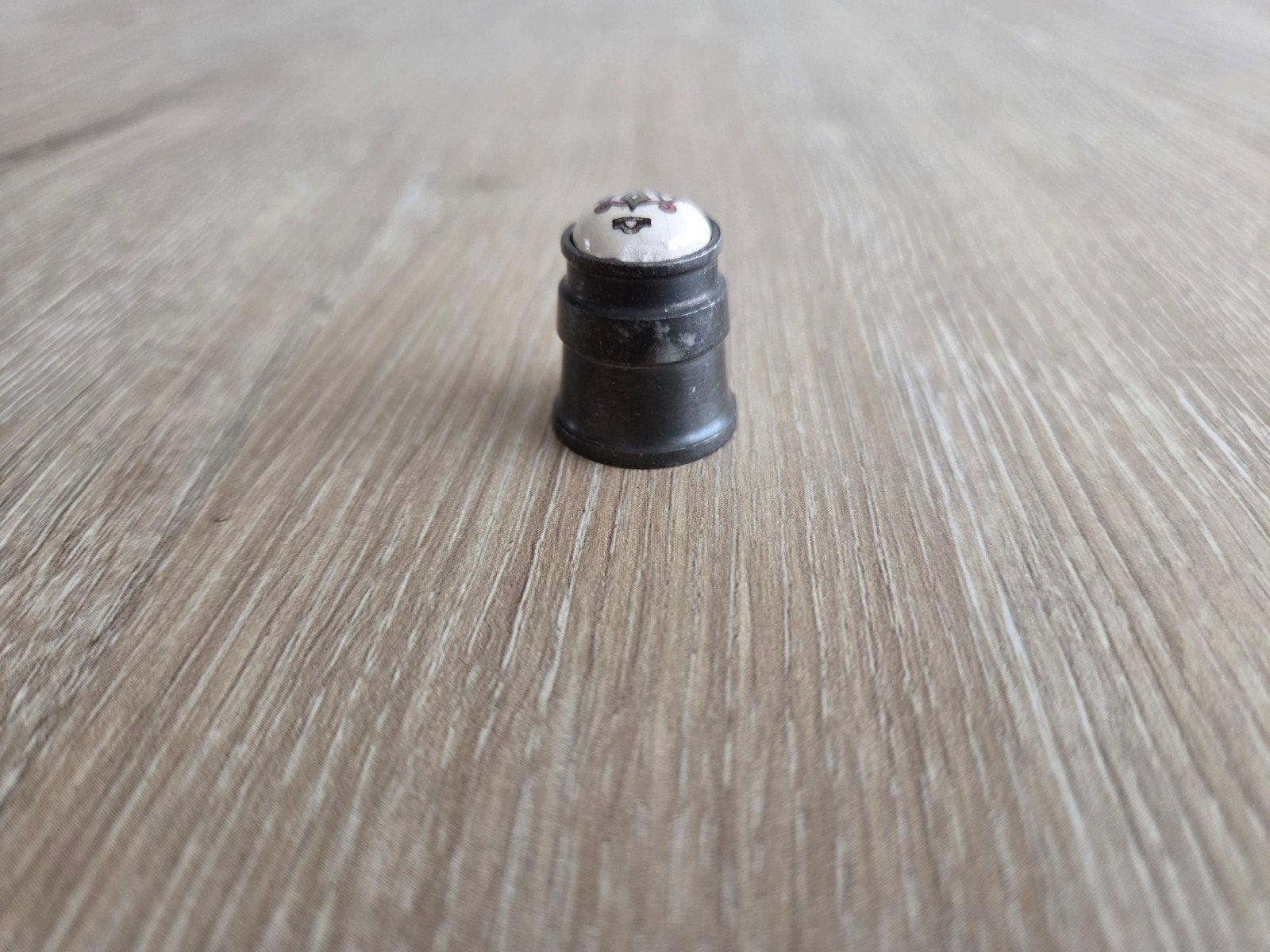 Vingerhoed met afbeelding weegschaal, Ophalen of Verzenden, Zo goed als nieuw, Tin