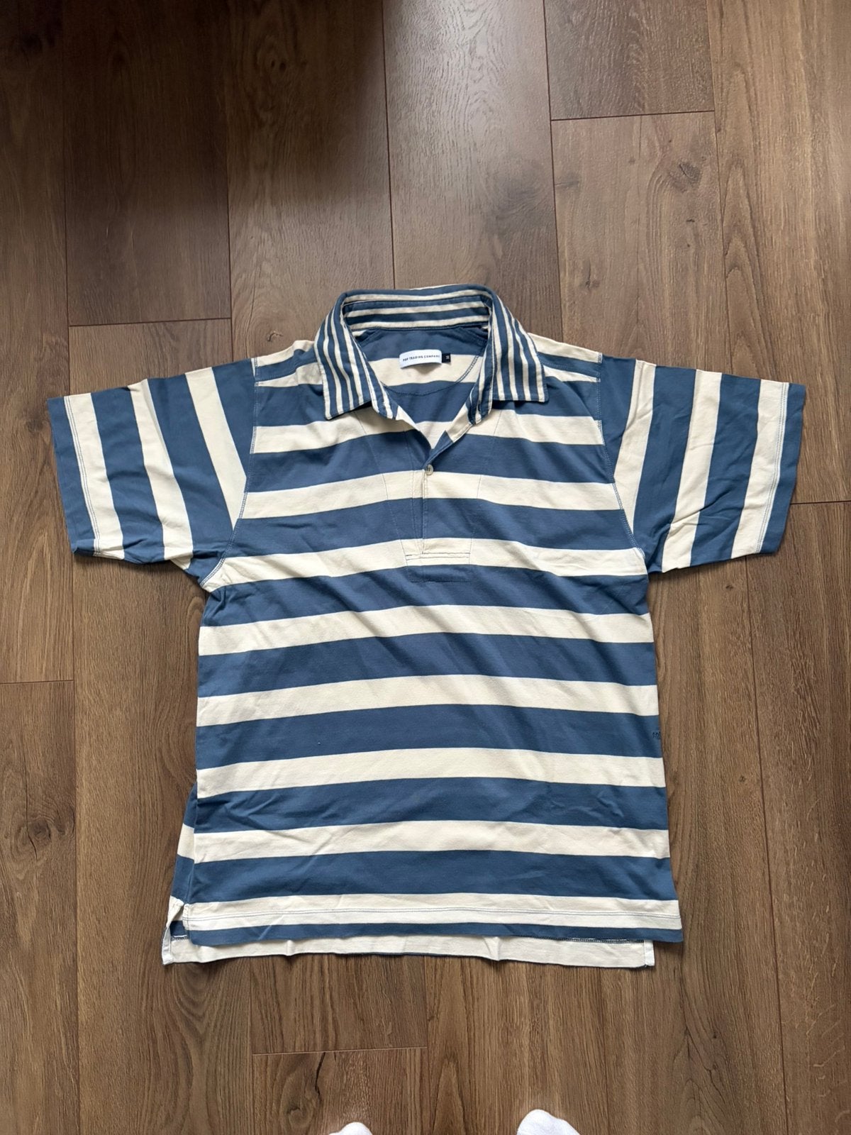 POP TRADING COMPANY STRIPED RUGBY POLO - BLAUW/WIT - MAAT M, Ophalen of Verzenden, Zo goed als nieuw, Maat 48/50 (M), Blauw