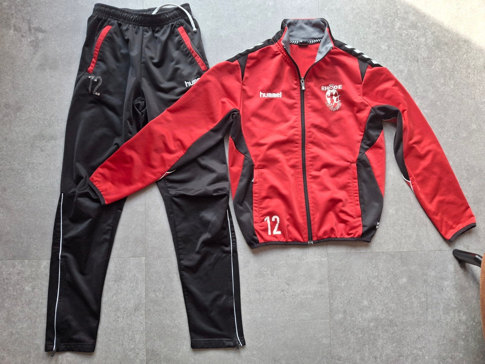 Hummel trainingspak RKSV Rhode rood/zwart maat 152, Gebruikt, Sport- of Zwemkleding, Ophalen of Verzenden, Hummel