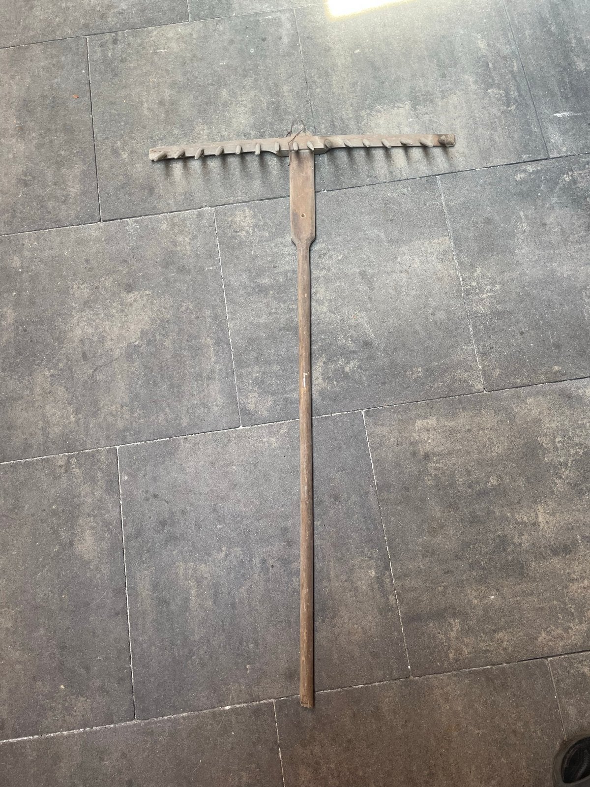 Antieke houten landbouwwerktuigen en wagenwiel, Ophalen