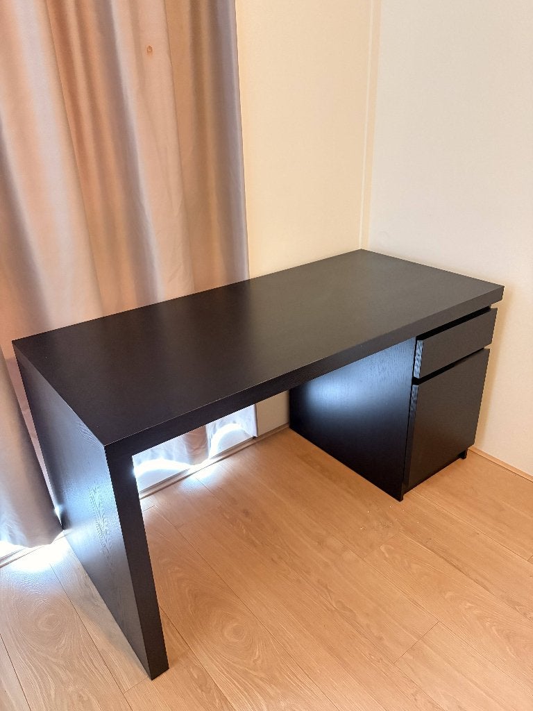 IKEA Malm bureau / desk zwart (140 x 65), Ophalen, Zo goed als nieuw, IKEA, 140 cm