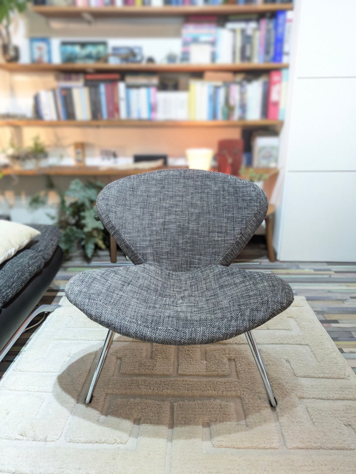 Woood fauteuil grijs met metalen onderstel, Huis en Inrichting, Fauteuils, Ophalen, Zo goed als nieuw, Stof, Modern