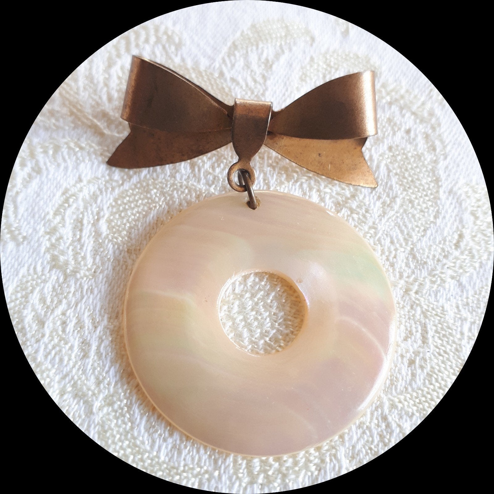 Antieke Broche, Koperen Strik met Parelmoeren Hanger., Sieraden, Tassen en Uiterlijk, Antieke sieraden, Ophalen of Verzenden, Koper