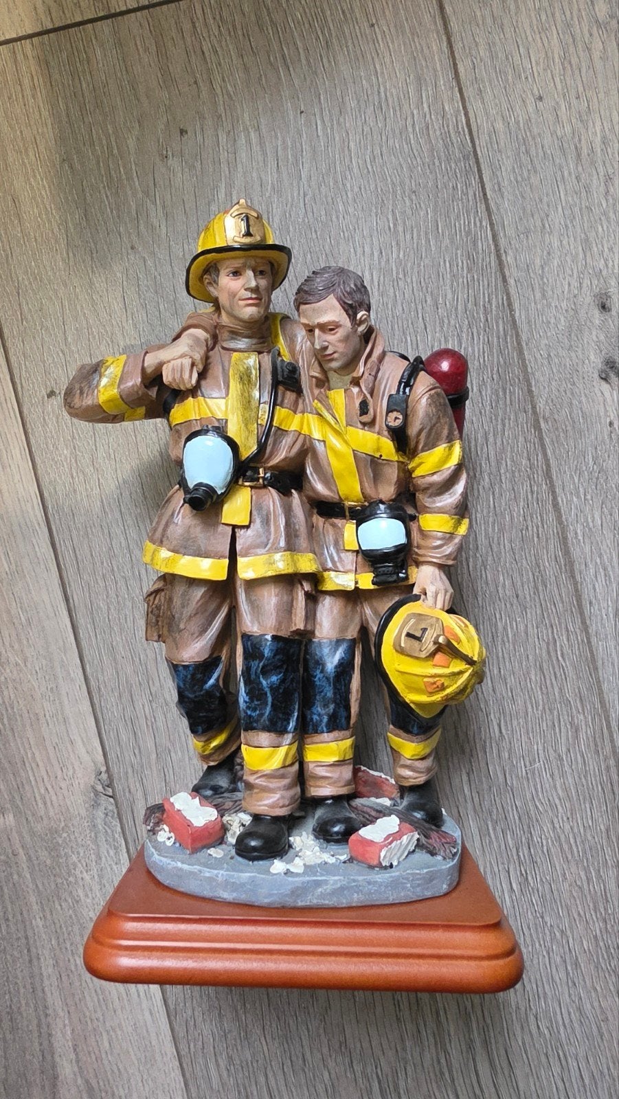 Red Hats of Courage "Hero IV" brandweer beeldje, Ophalen of Verzenden