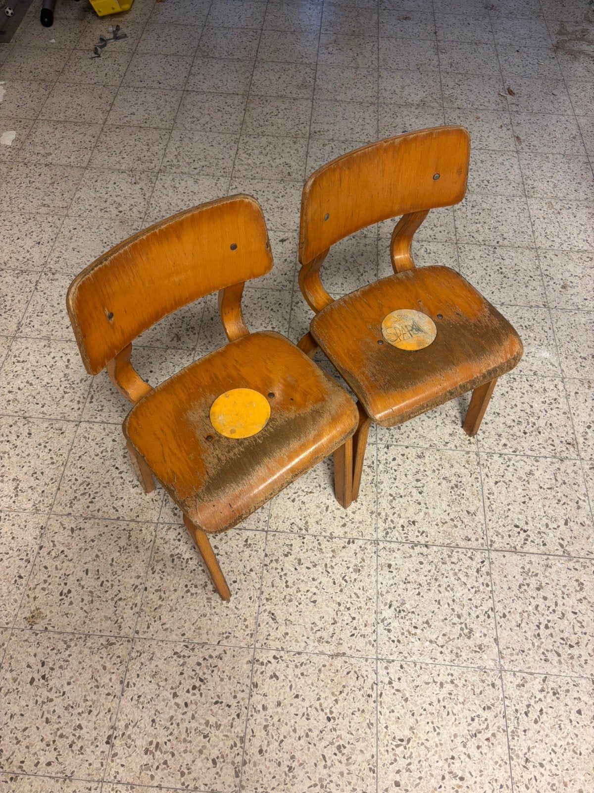 Oude schoolstoelen, Ophalen