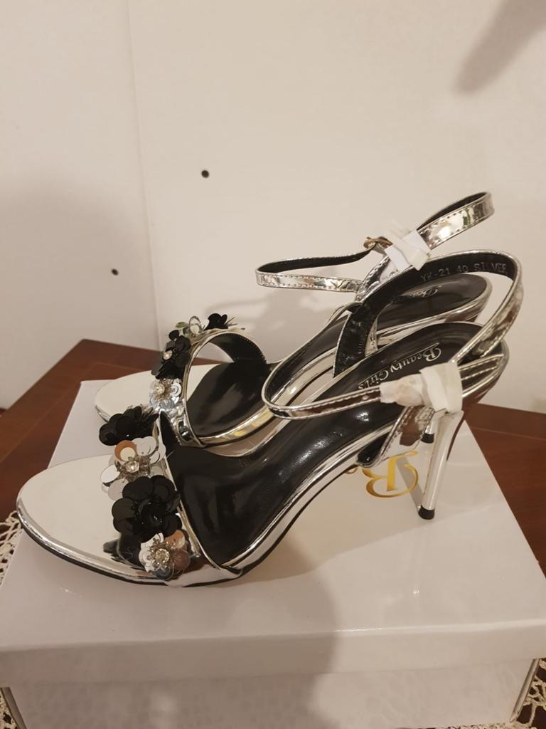 Zilverkleurige Sandalen met Bloemen en Hak, Ophalen of Verzenden, Nieuw, Overige kleuren, Sandalen of Muiltjes