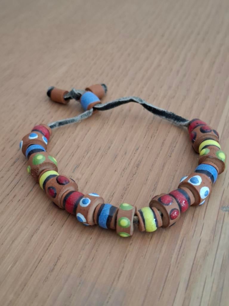 Kleurrijke armband met handgemaakte, aardewerk kralen. 20 cm, Ophalen of Verzenden, Zo goed als nieuw