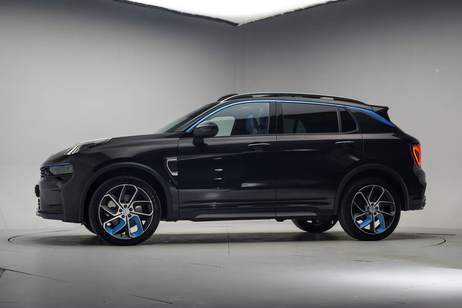 Lynk & Co 01 1.5 PHEV MY23 6,6kW Zwart [ SOH 96% | Zwarte he, Auto's, Automaat, Zwart, Bedrijf, Verwarmde buitenspiegels