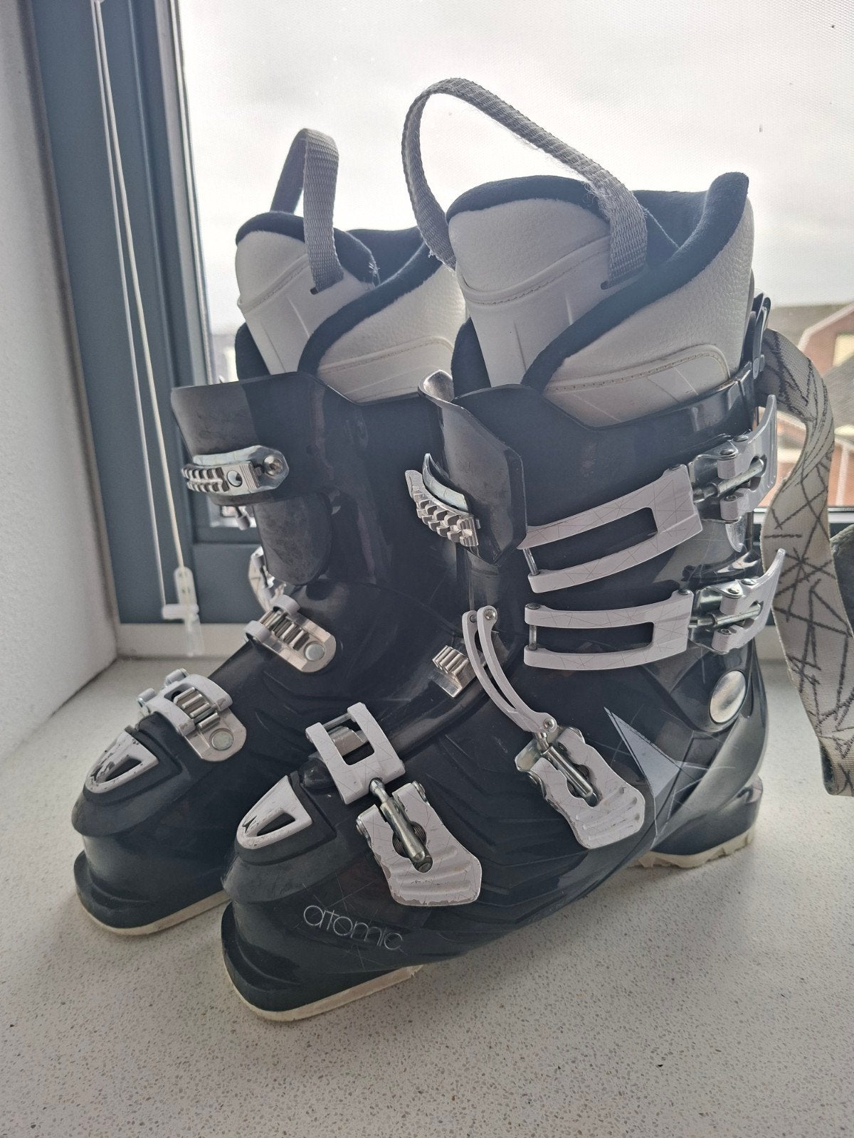 Atomic skischoenen, zwart/wit, maat 41 (26,5), Ophalen