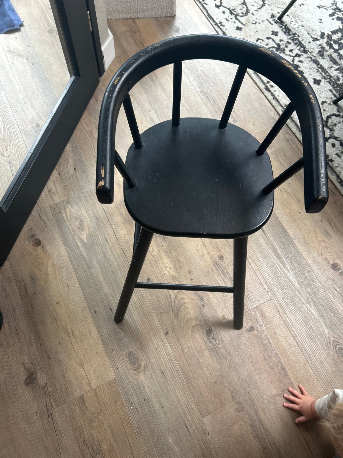 Zwarte houten stoel met armleuning - likje verf nodig, Gebruikt, Zwart, Ophalen of Verzenden, Eén