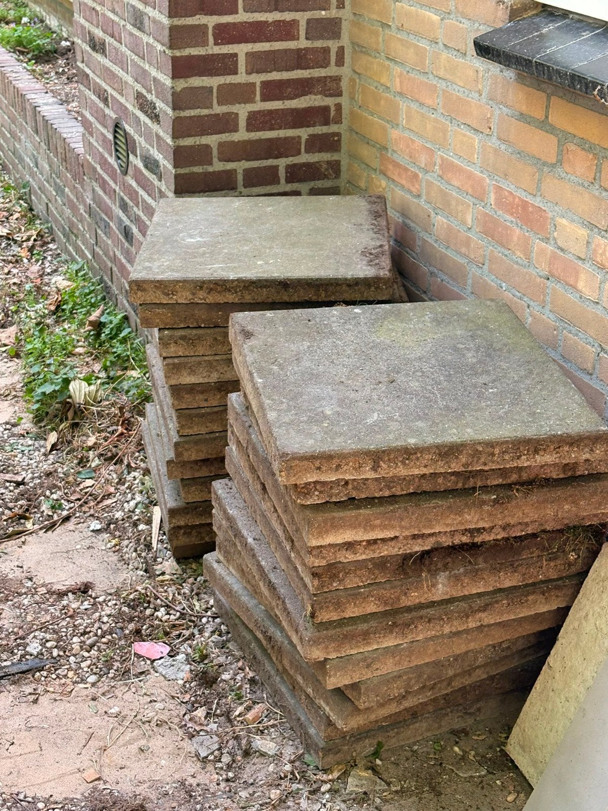 Gratis af te halen: een partij gebruikte betontegels, Ophalen, Gebruikt, Beton, Terrastegels