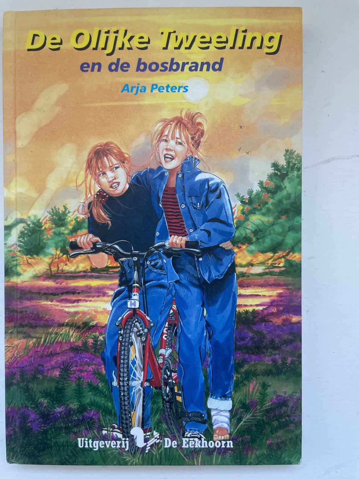 De Olijke Tweeling en de bosbrand - Arja Peters, Ophalen of Verzenden, Gelezen, Fictie algemeen