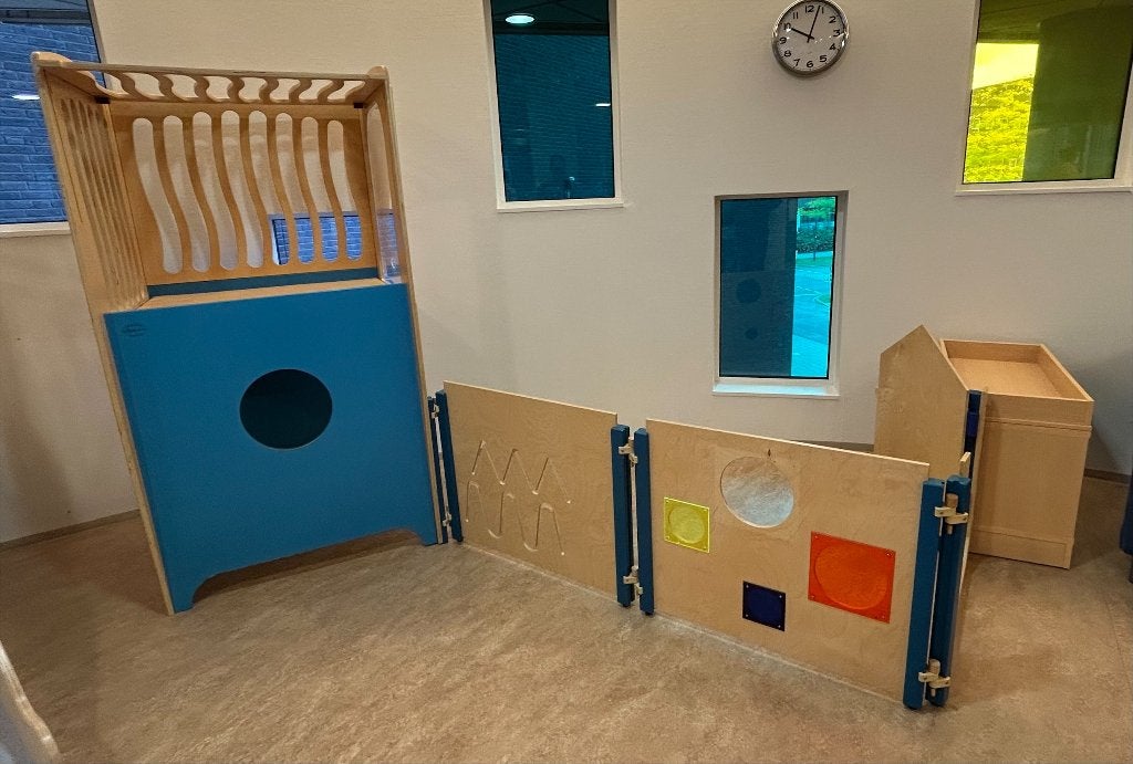 Houten grondbox met speelpanelen en kastje, Kinderen en Baby's, Ophalen, Gebruikt, Rechthoekig