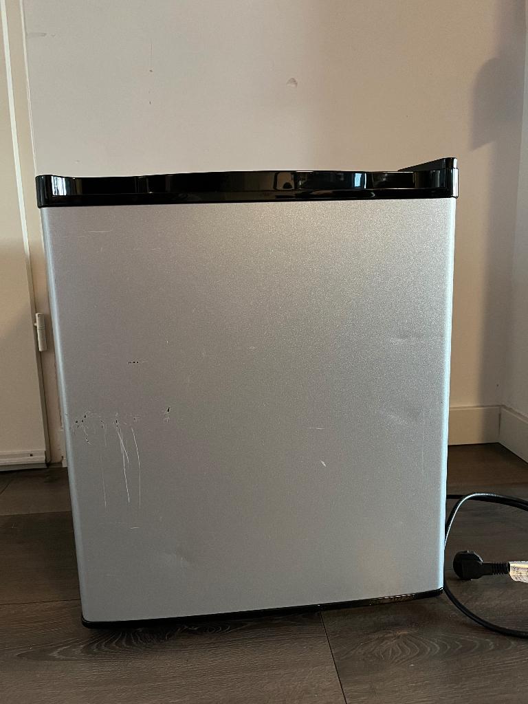 Mini koelkast 38L zwart met zilveren deur - zonder vriesvak, Ophalen, Minder dan 75 liter, Zonder vriesvak, Gebruikt