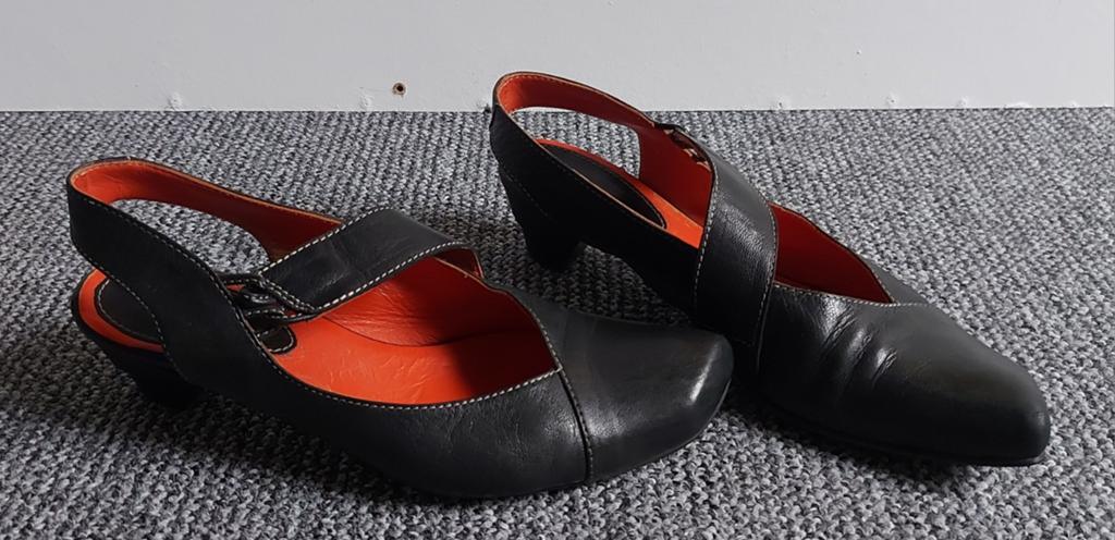 Zwarte leren slingback pumps, oranje accenten Lisa Tucci 38, Kleding | Dames, Schoenen, Pumps, Zwart, Gedragen, Lisa Tucci