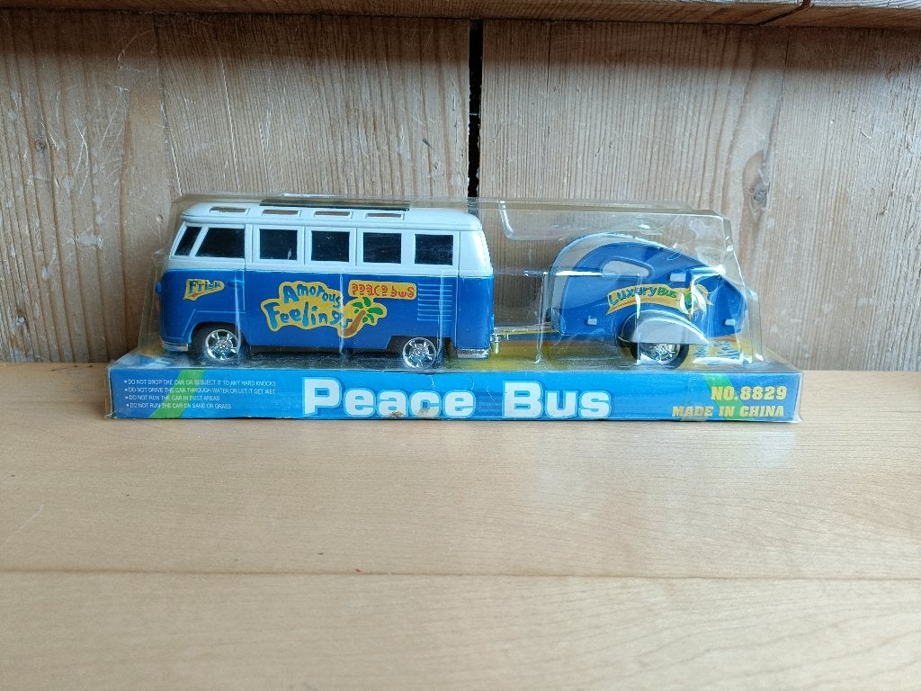 Plastic Peace Bus met Caravan  1 : 32/43, Hobby en Vrije tijd, Ophalen of Verzenden, Nieuw, Bus of Vrachtwagen, Overige merken