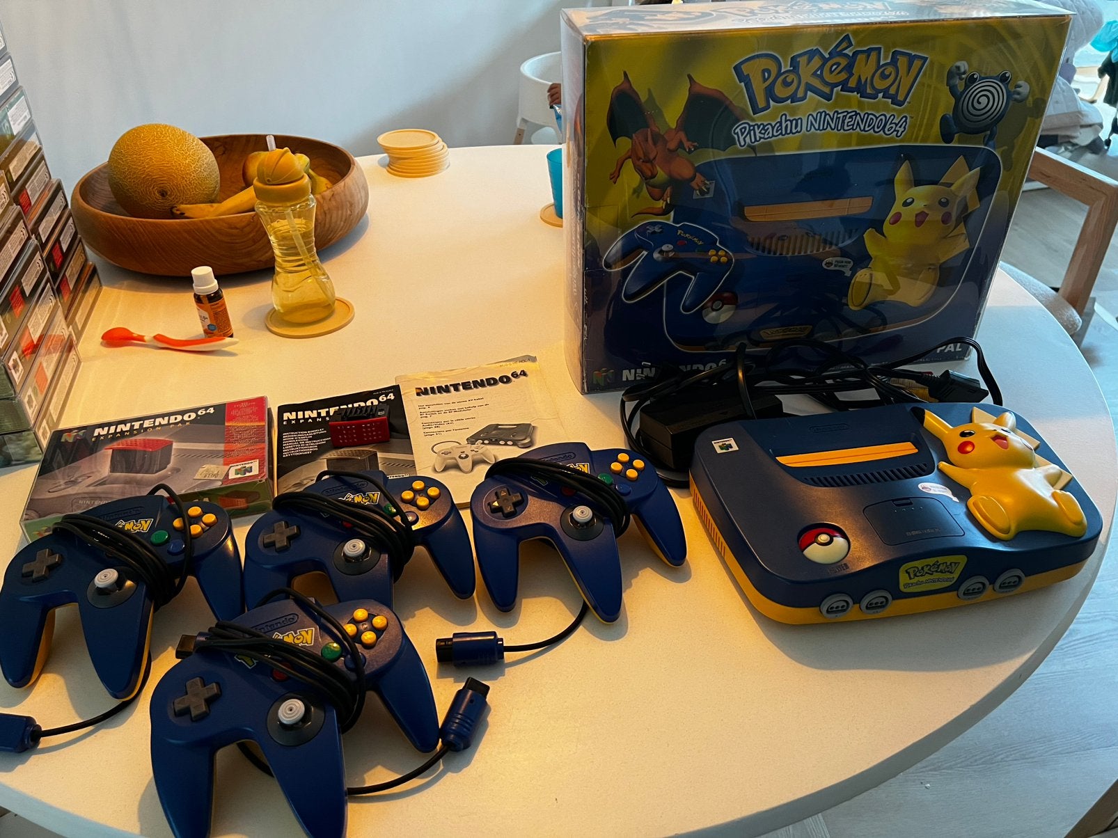 Nintendo 64 Pikachu verzamelaarset, Spelcomputers en Games, Spelcomputers | Nintendo 64, Ophalen of Verzenden, Gebruikt, Met 3 controllers of meer
