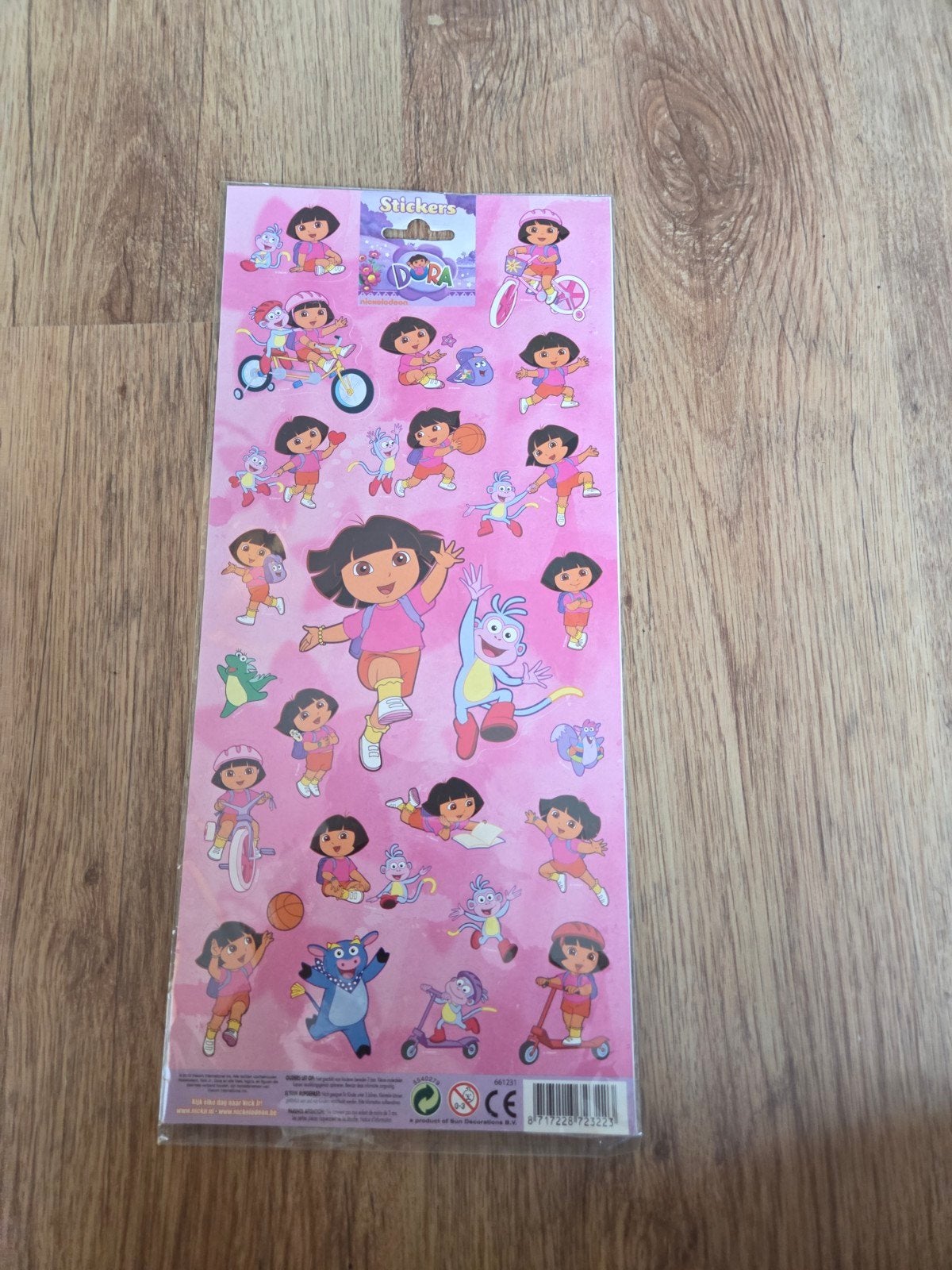2 vellen stickers van Dora, Ophalen of Verzenden, Nieuw, Meerdere stickers