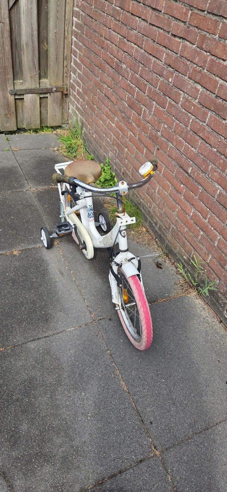 Kinderfiets wit met roze banden, Fietsen en Brommers, Fietsen | Kinderfietsjes, Ophalen, Terugtraprem, Zijwieltjes, Onbekend