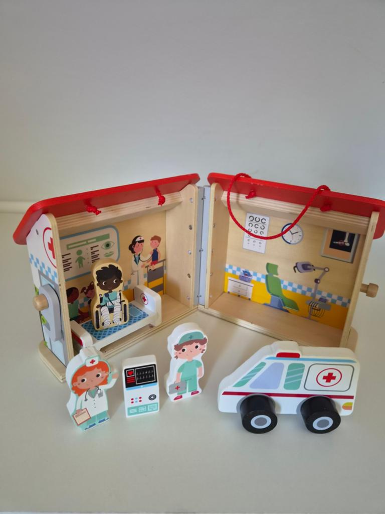 Houten Ziekenhuis Speelset met Poppen en Ambulance, Ophalen, Gebruikt, Jongen of Meisje