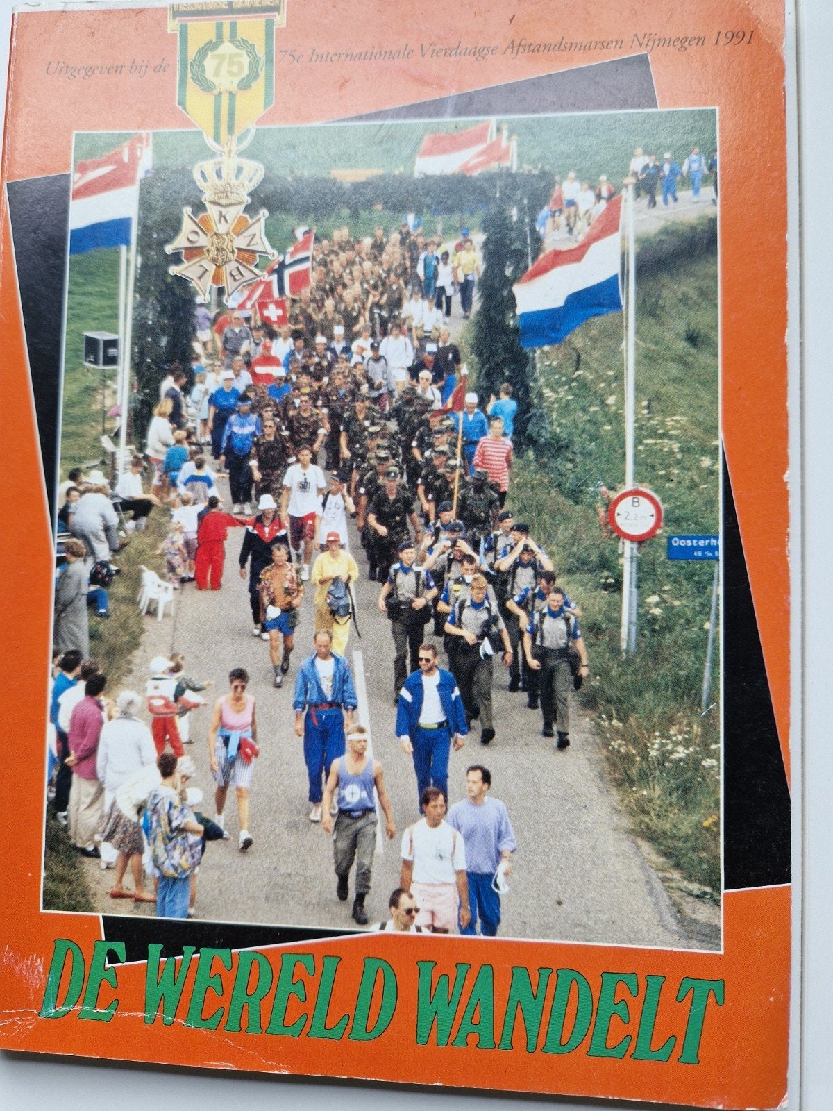 De wereld wandelt,75 jaar vierdaagse, Boeken, Geschiedenis | Stad en Regio, Ophalen of Verzenden, Gelezen