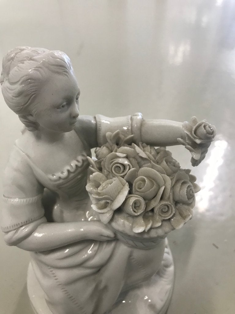 wit porselein sculptuur vrouw met bloemenmand, Ophalen of Verzenden