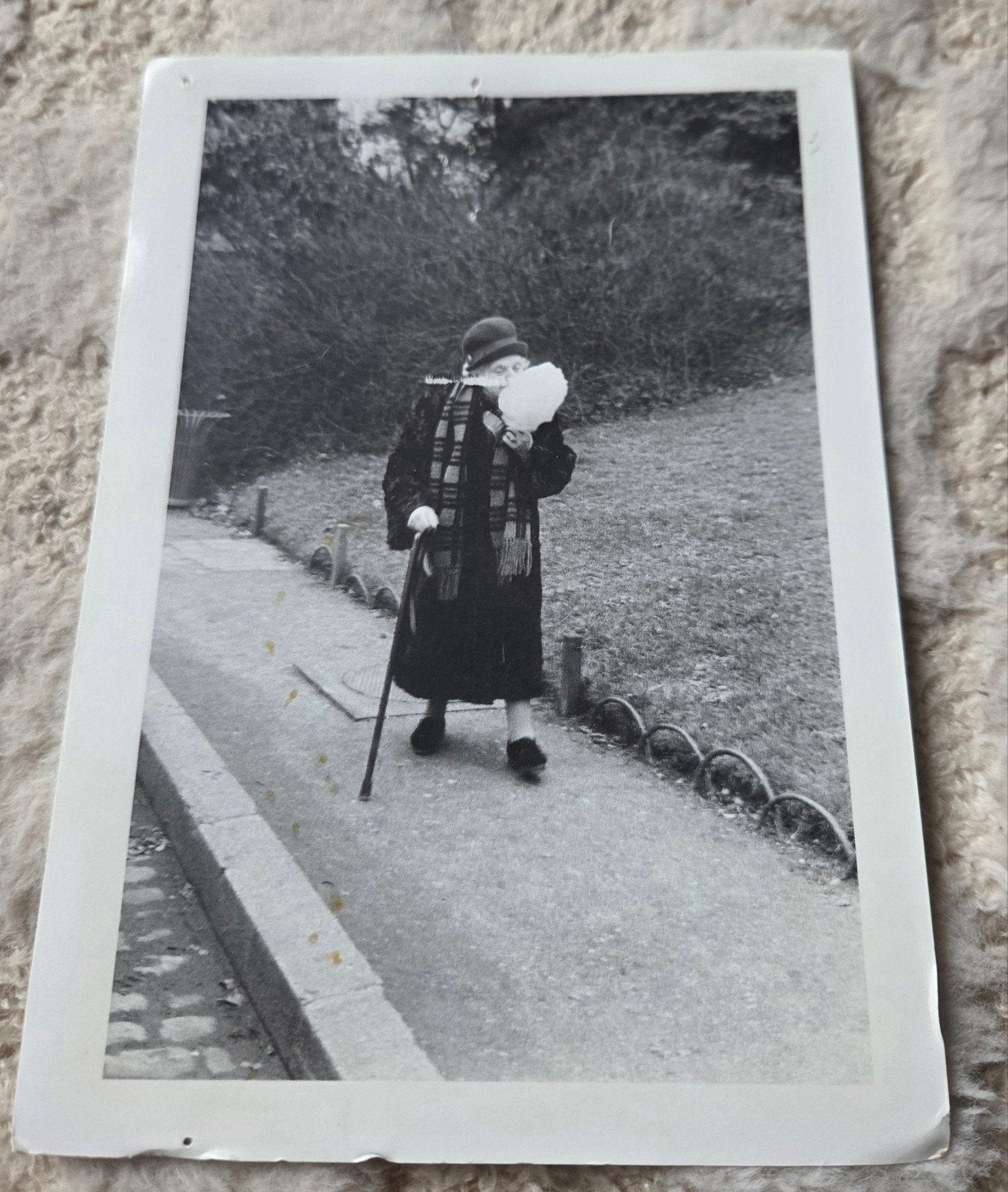 Parijs 1975 - Vrouw met Suikerspin, Verzenden, 1960 tot 1980, Gelopen, Overige thema's
