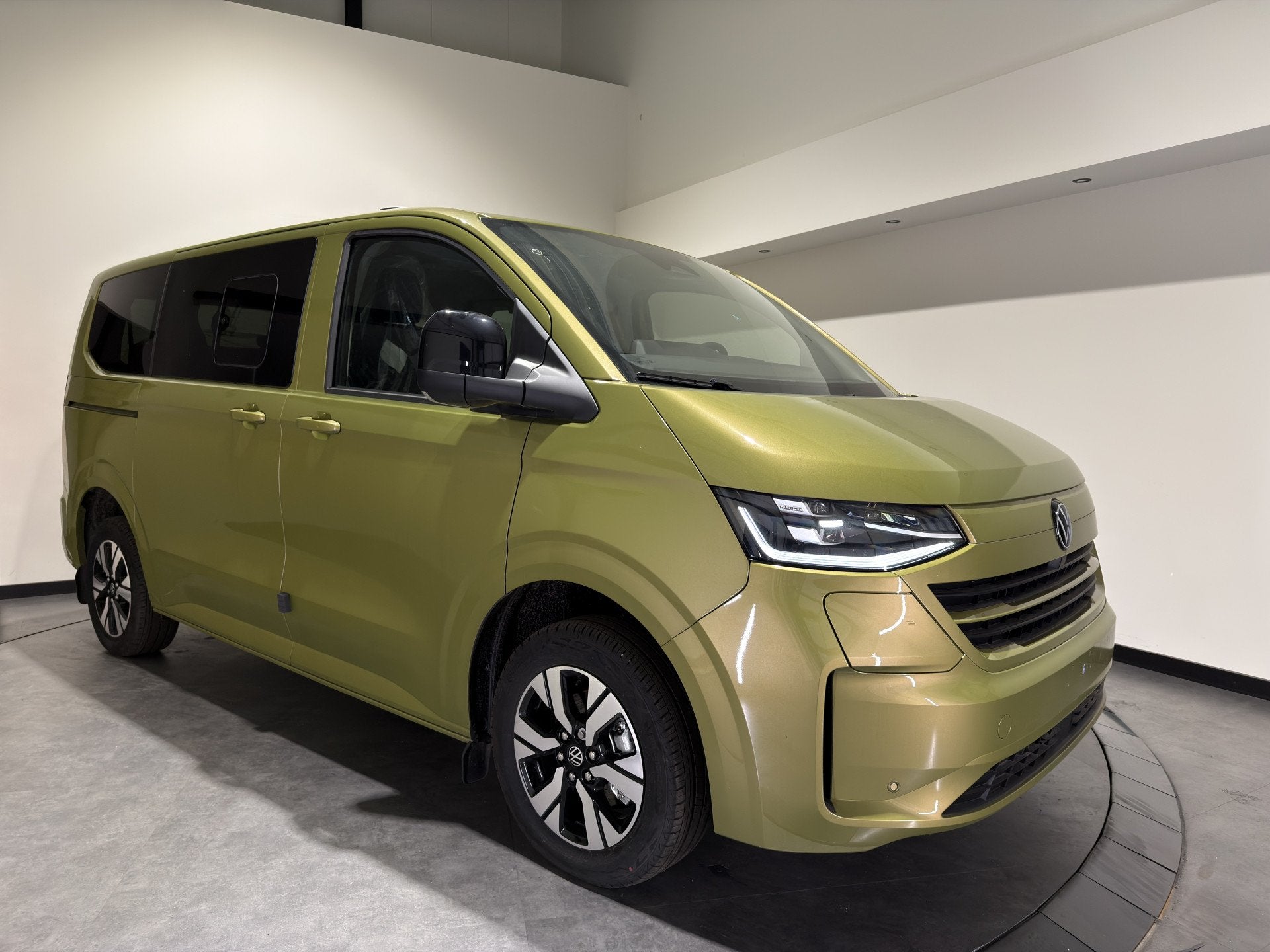 Volkswagen e-Transporter Caravelle 32 L1H1 Life 64 kWh € 5, Automaat, 330 km, Met garantie (alle), Volkswagen