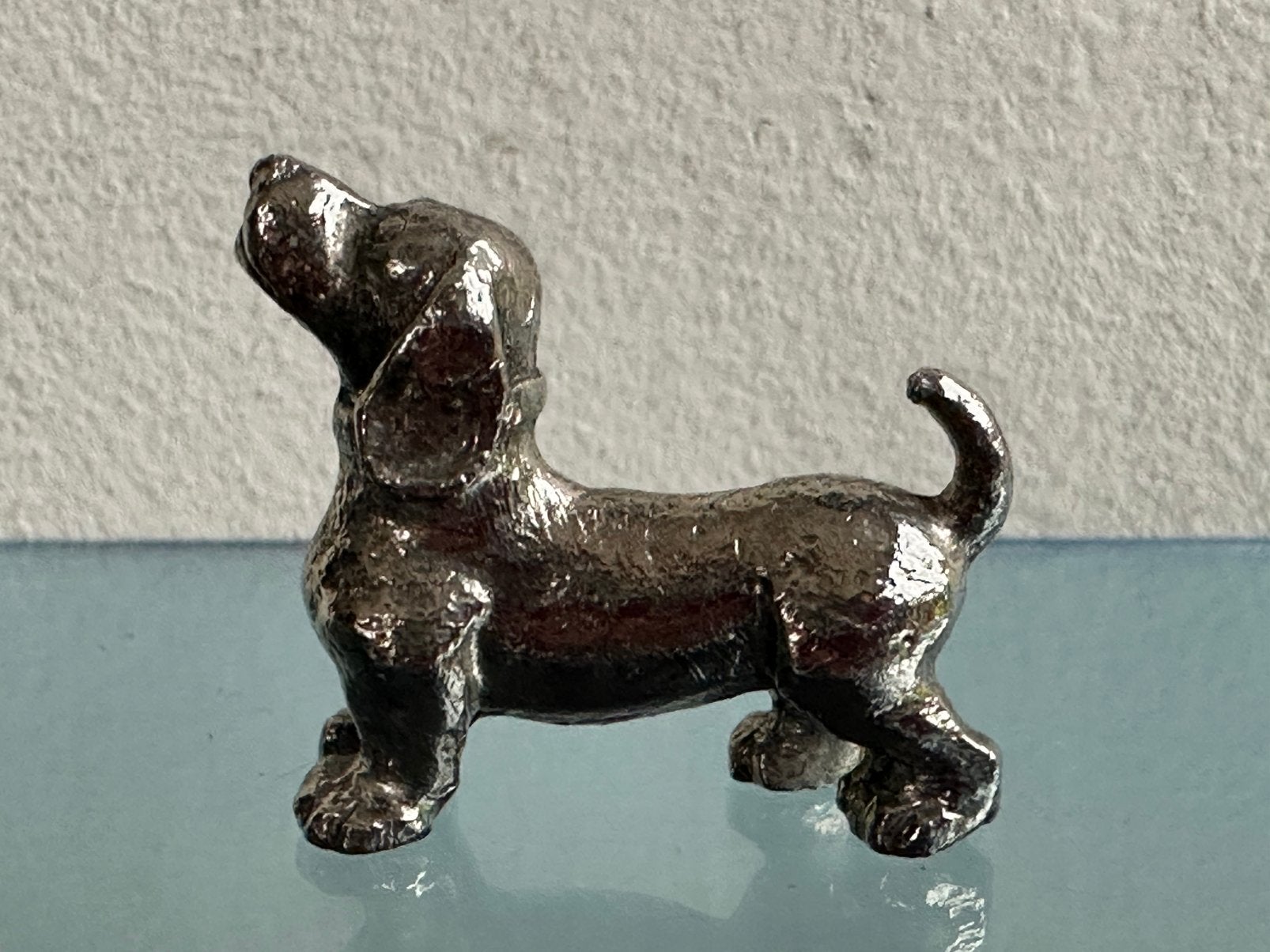 Oud verzilverd tin hond beeldje Teckel stijl miniatuur, Ophalen of Verzenden, Gebruikt