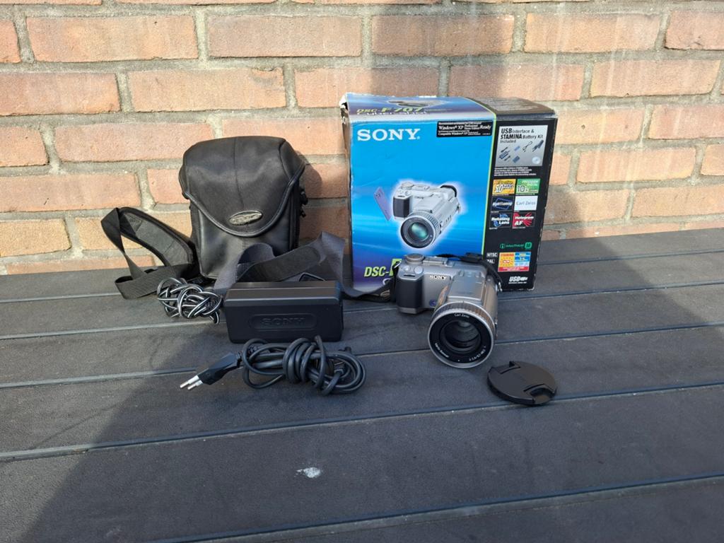 Sony cybershot f707 met doos en lader digitale fotocamera, Ophalen of Verzenden
