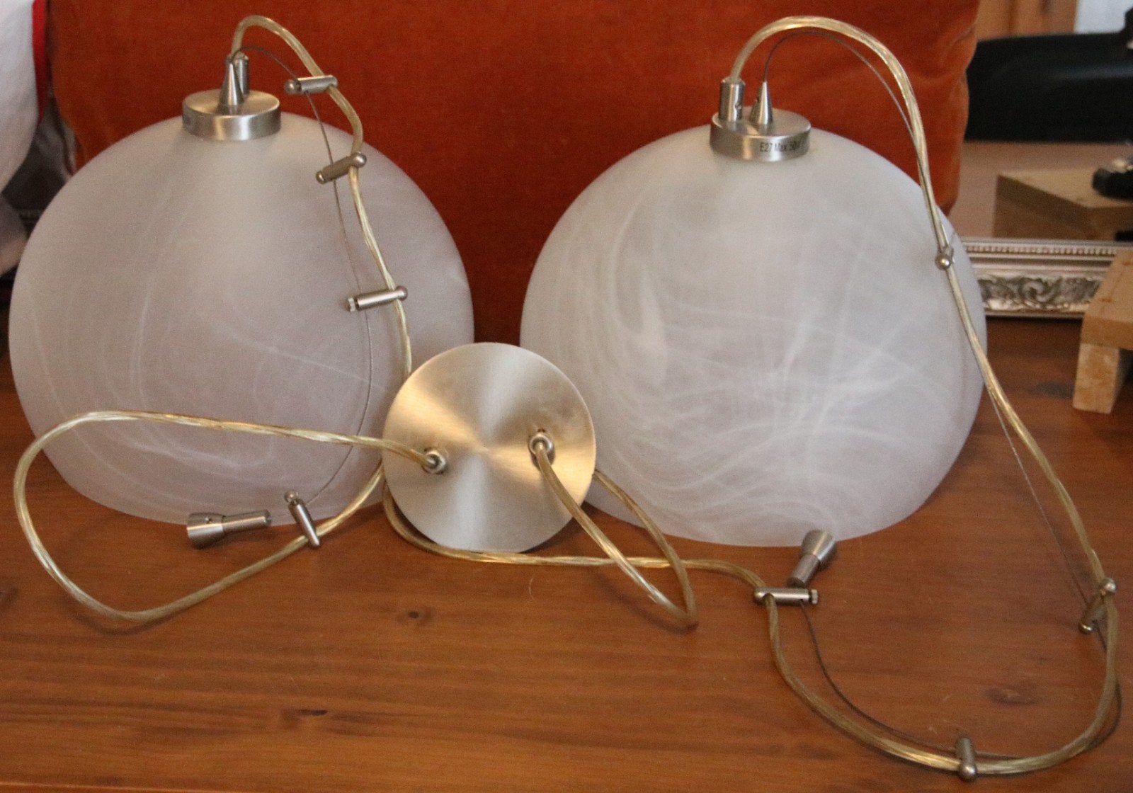Set van 2 moderne hanglampen met melkglas bollen, Zo goed als nieuw, Glas, Modern, E27 (groot)