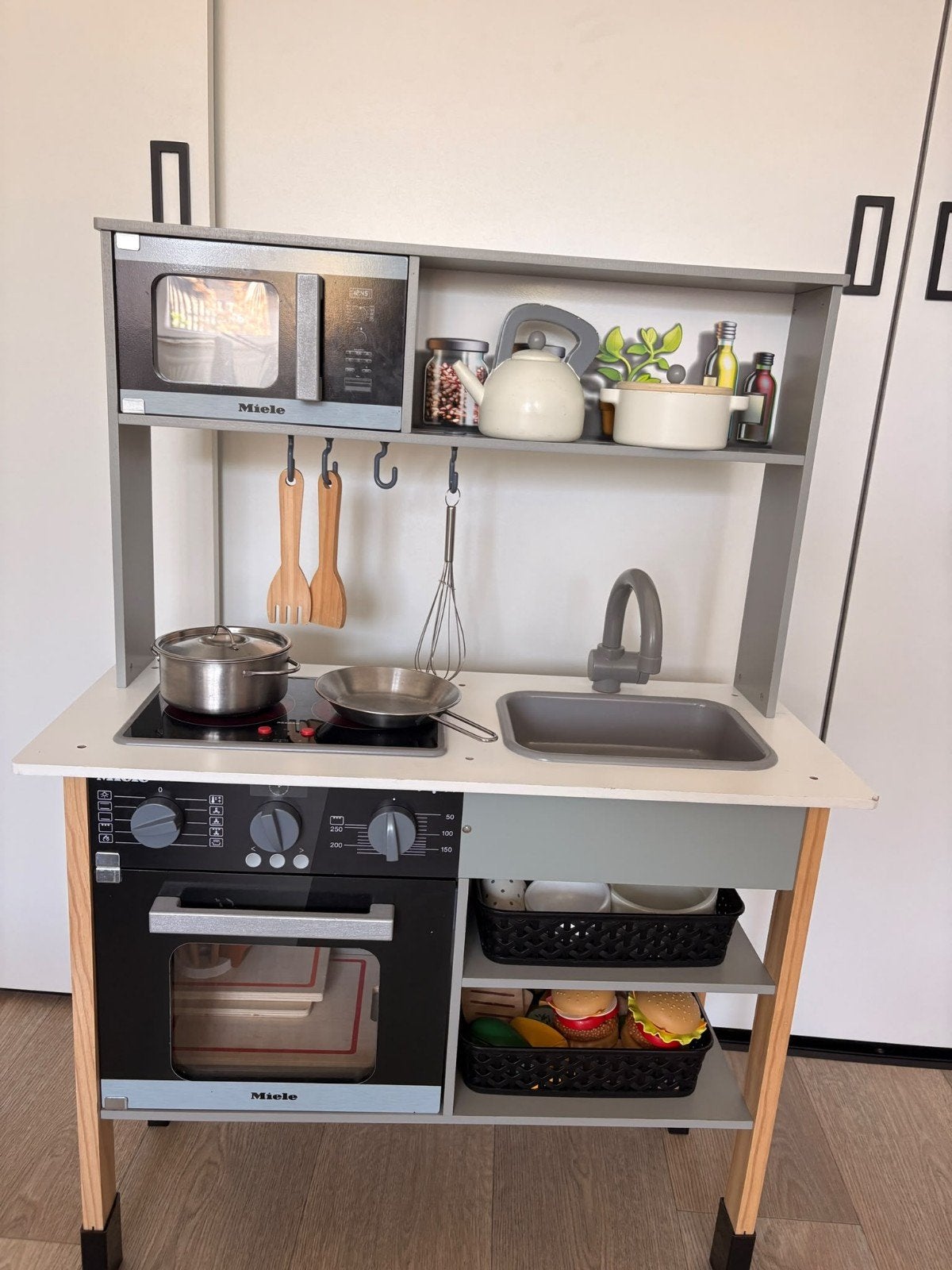 Klein toys - Miele speelkeuken met accessoires, Kinderen en Baby's, Ophalen, Gebruikt, Meubelstuk of Keukentje
