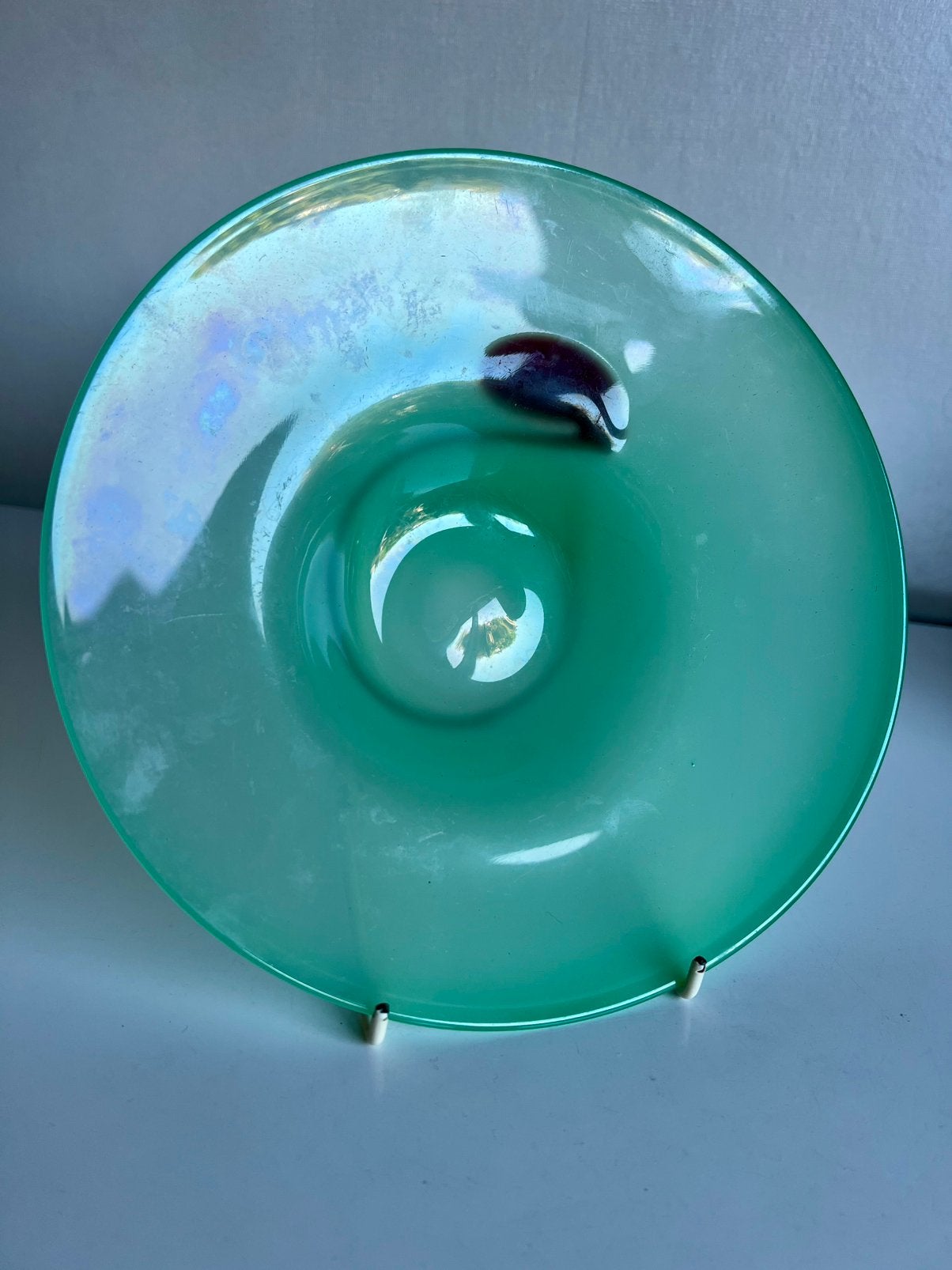 Vintage Kosta Boda Grote Schaal Mintgroen Patina Rode Swirl, Huis en Inrichting, Schaal, Rond, Ophalen of Verzenden, Glas