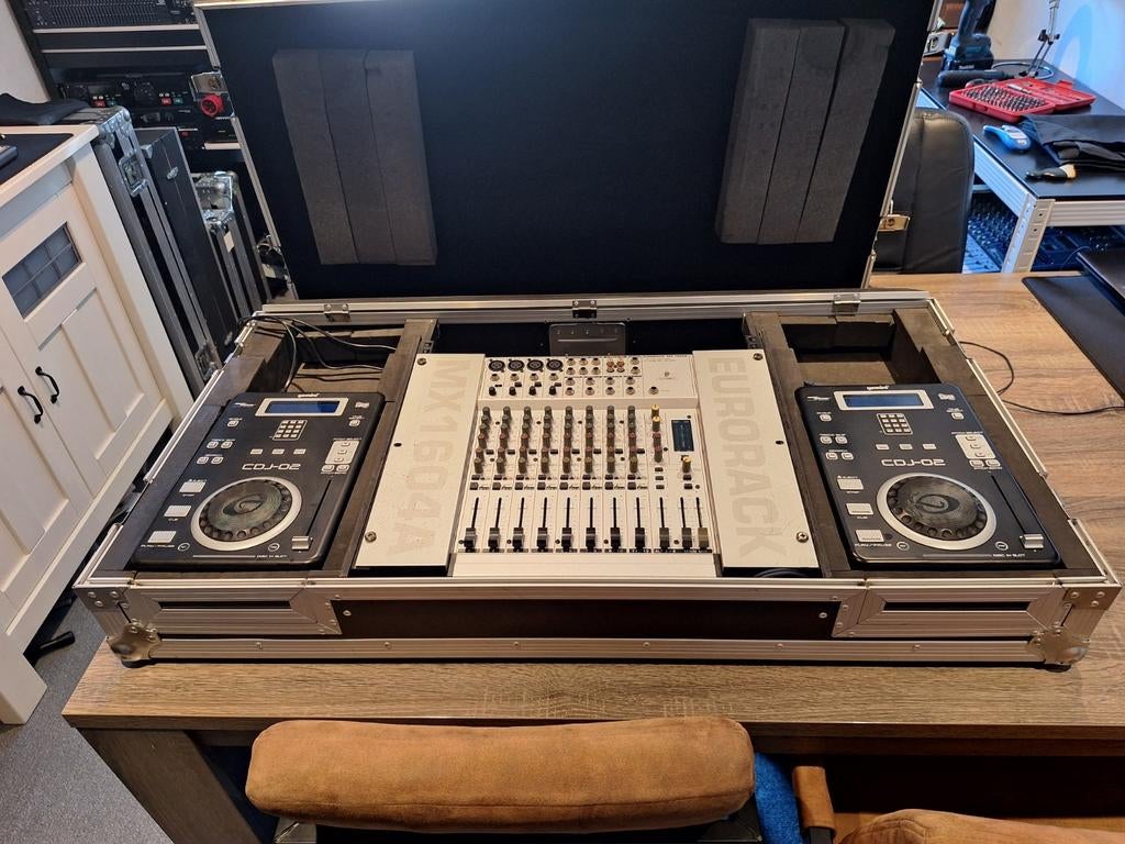 Complete DJ-set – 2x CDJ + Behringer mixer in flightcase, Muziek en Instrumenten, Dj-sets en Draaitafels, Gebruikt, Dj-set, Behringer