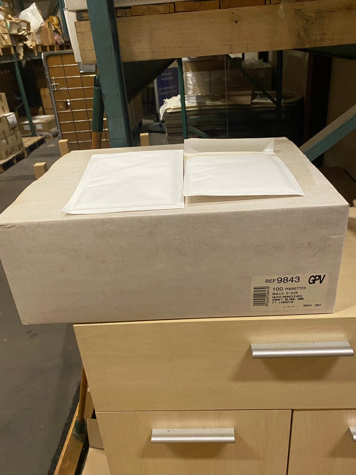 100 witte luchtkussen enveloppen maat 21 x 14 cm per doos, Ophalen of Verzenden, Envelop