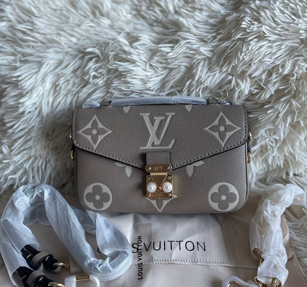 Louis Vuitton Pochette Metis East West Tas, Ophalen of Verzenden, Zo goed als nieuw, Grijs, Schoudertasje