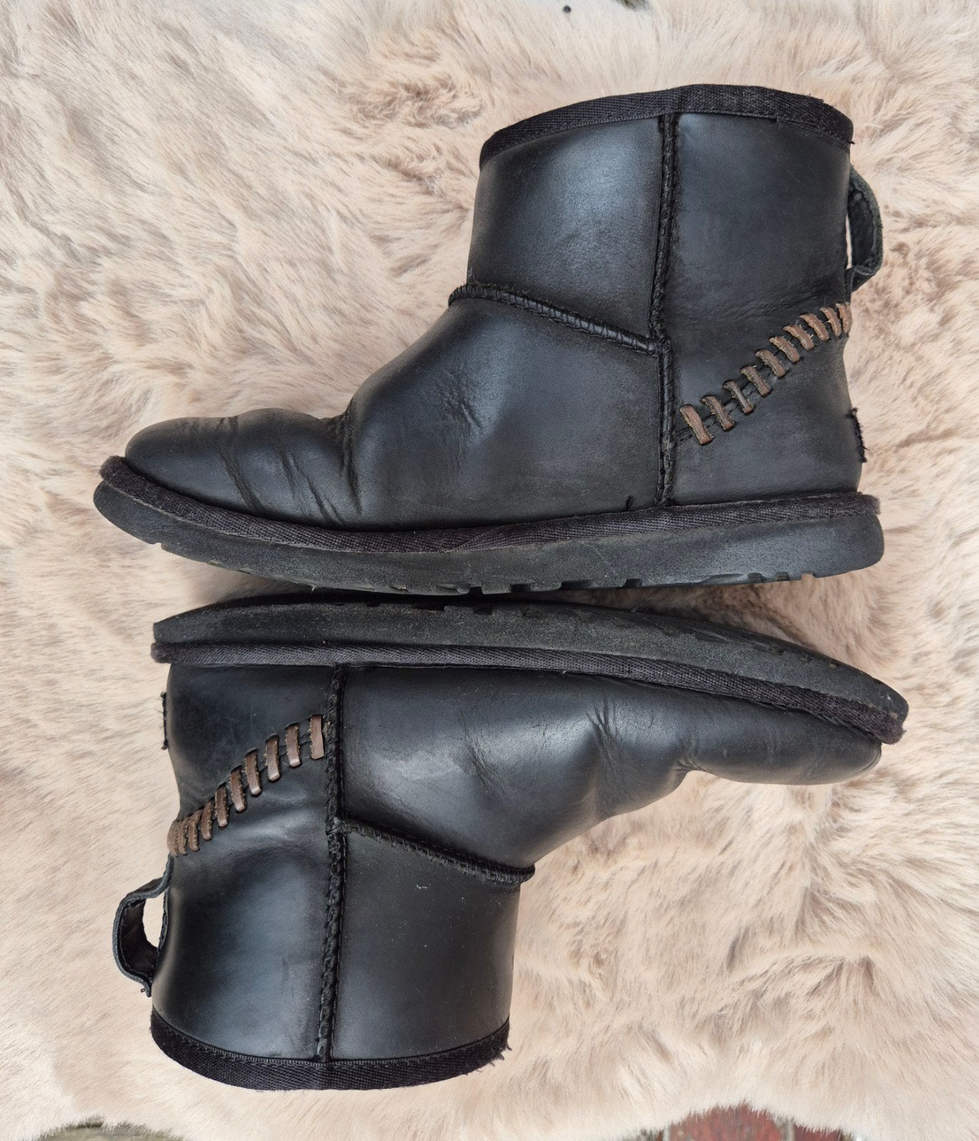 UGG Classic Mini zwart leren bontlaarzen uggs 36 / 37, Kleding | Dames, UGG, Zwart, Lage of Enkellaarzen, Ophalen of Verzenden