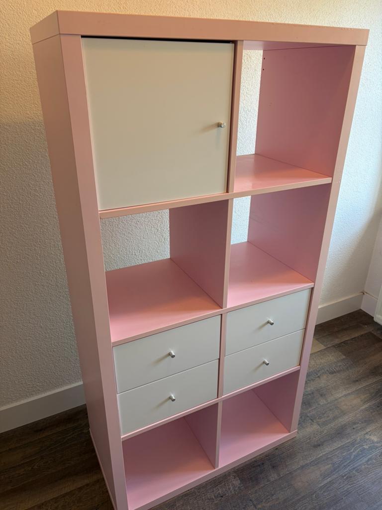 Kallax Roze en witte boekenkast met deuren en lades, Huis en Inrichting, Kasten | Boekenkasten, Ophalen, Overige materialen, 50 tot 100 cm